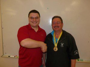 Régis Bellemare et le gagnant de la soirée, Roger Lebrun.