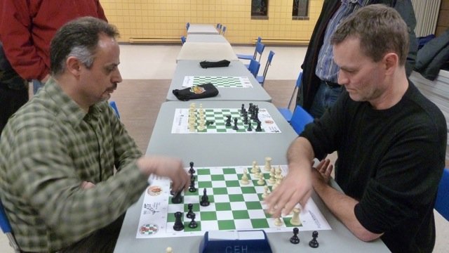Christian Pépin (avec les Blancs) dans la première partie du match contre Fouad Akrib.
