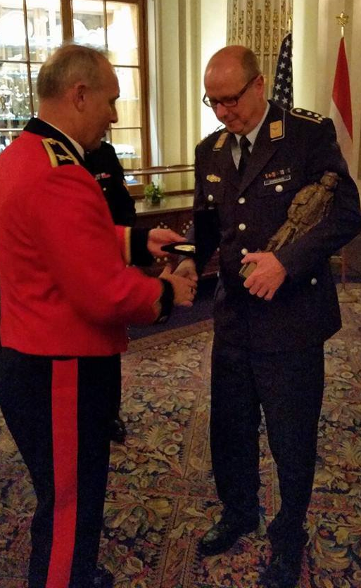Le capitaine de l’équipe de l’Allemagne reçoit le trophée des mains du général lors de la cérémonie de clôture au Parlement de Québec. Le capitaine de l’équipe de l’Allemagne reçoit le trophée des mains du général lors de la cérémonie de clôture au Parlement de Québec.