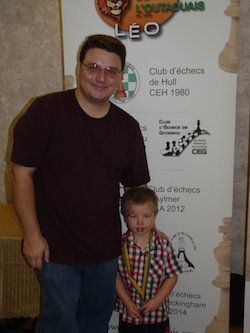 Un papa fier de son fils, Félix-Olivier, qui remporte sa première partie d’échecs lors d’un tournoi à l’âge de 3 ans, avec un beau mat du couloir!