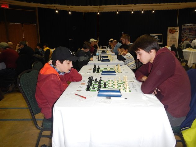 Alexis Poirier (droite) joue contre Étienne Latreille pour le titre de la section C.