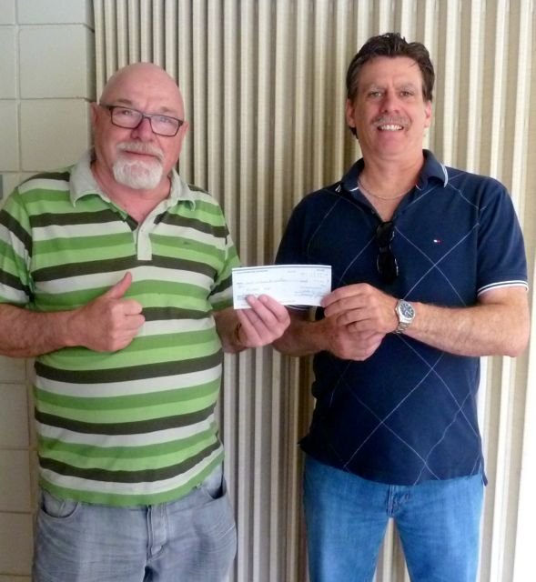 Richard Rose reçevant son prix de 150$.